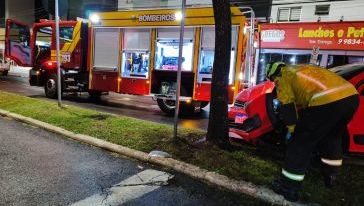 Motorista abandona veículo após colisão contra árvore no Centro de Chapecó