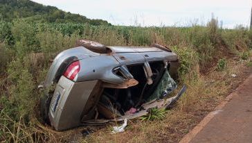 Duas pessoas ficam feridas após veículo sair da pista e tombar em Pinhalzinho