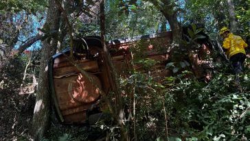Motorista fica ferido após saída de pista e tombamento em ribanceira de 7 metros em São Domingos