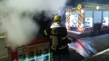Incêndios em lixeiras públicas mobilizam bombeiros durante a madrugada no Centro de Chapecó