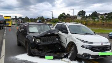 Colisão lateral entre dois veículos deixa feridos no trevo de acesso a Ponte Serrada
