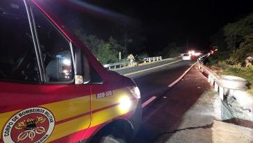 Caminhão sai da pista e cai de ponte na SC-283, em São Carlos