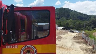 Incêndio atinge carga de maravalha em caminhão no interior de município do Meio-Oeste