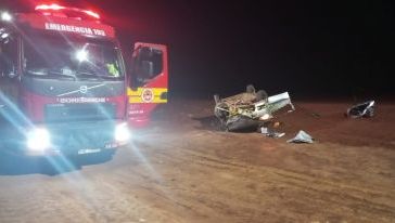 Motorista fica preso às ferragens após capotamento na BR-282 em Pinhalzinho