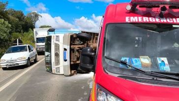 Caminhão capota na BR-282 entre Ponte Serrada e Irani