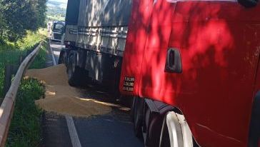 Acidente entre caminhões deixa um ferido grave na SC-480 em Ipuaçu