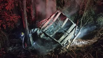 Caminhonete sai da pista e pega fogo no interior de Faxinal dos Guedes