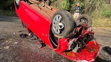 Motorista sai sozinho após capotamento na BR-282