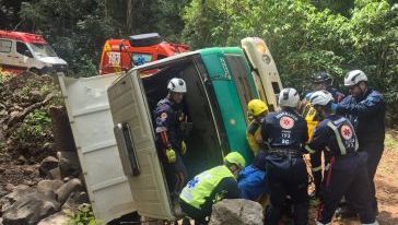 Caminhão tomba em córrego no interior de Xanxerê e motorista é socorrido
