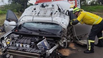 Colisão entre carro e carreta deixa motorista ferido na BR-282