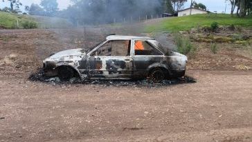 Carro é destruído por incêndio no interior de Ponte Serrada