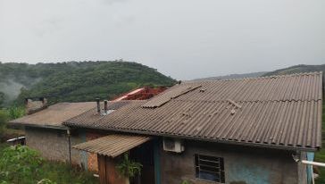 Ventos fortes destelham casas no interior de Xanxerê