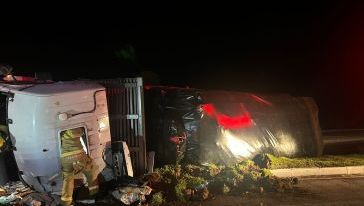 Caminhão tomba na SC-155 e deixa dois feridos em Abelardo Luz