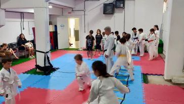 Crianças canadenses participam de aula de karatê em Xanxerê