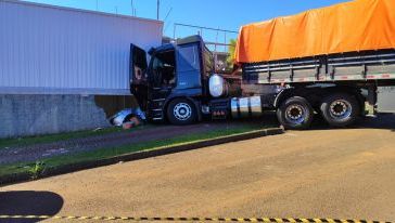 Caminhão desgovernado atinge carro estacionado e causa danos em residência