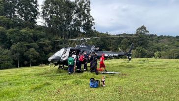Mulher fica ferida após queda em cachoeira e é resgatada por aeronave em Chapecó
