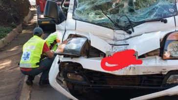 Colisão traseira entre furgão e caminhão é registrada na BR-282