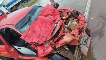 Colisão envolvendo carro e caminhões deixa duas pessoas feridas em Abelardo Luz