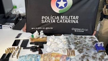 Polícia Militar prende suspeitos por tráfico de drogas e apreende armas e grande quantidade de entorpecentes em Chapecó
