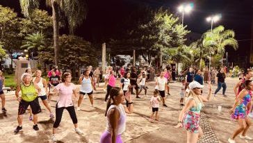 Aulão de dança reúne mulheres na Praça Frei Bruno em Xaxim
