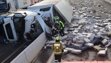 Condutora de carreta que tombou na BR-282, em Xanxerê, sofreu diversos ferimentos 
