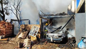 Incêndio destrói residência de madeira em Chapecó