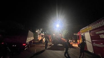 Carreta perde força em subida e é contida por árvores em município do Oeste