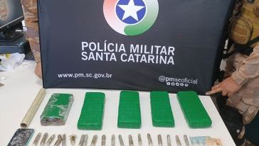 Jovem é presa por tráfico de drogas após esconder entorpecentes em geladeira em Chapecó