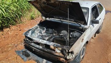 Carro é destruído por incêndio no interior de São Miguel do Oeste
