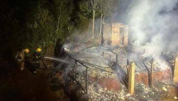 Incêndio destrói residência no interior de Xanxerê e suspeita é de ação criminosa