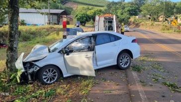 Saída de pista seguida de colisão em árvore deixa dois feridos na SC-386