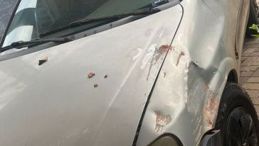 Carro desgovernado invade residência e deixa homem ferido em Abelardo Luz