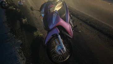 Mulher fica ferida após queda de motoneta na SC-480 em Chapecó