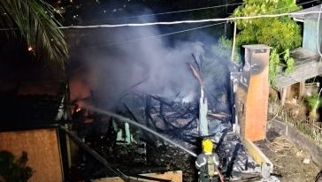 Incêndio destrói residência de madeira durante a madrugada em município do Oeste