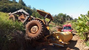 Homem fica ferido após queda de trator agrícola em barranco no interior de município do Oeste 