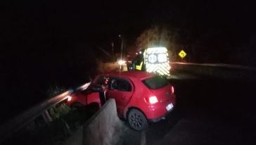 Motorista é socorrido após sair da pista e colidir contra ponte na SC-480