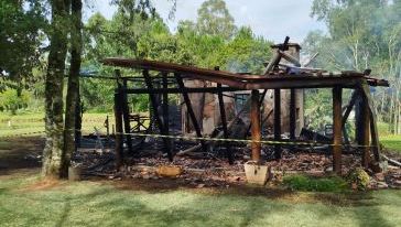 Incêndio destrói edificação de 75 m² no interior de município do Oeste