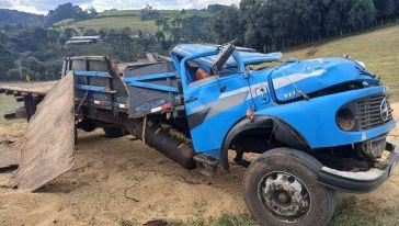 Caminhão carregado com soja tomba na SC-355 e motorista fica ferido em Água Doce