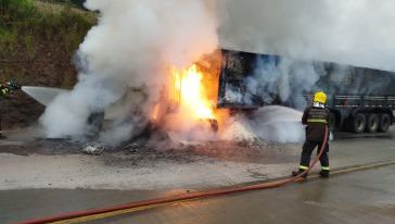 Carreta carregada com farinha de trigo pega fogo na SC-305, no Oeste