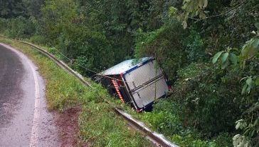 Caminhão sai da pista na SC-155, em Xanxerê