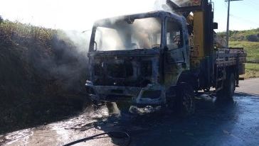 Caminhão é destruído por incêndio no interior de município do Oeste