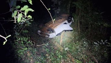 Motorista perde controle, sai da pista e capota veículo na SC-283 em Chapecó