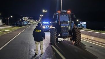 Homem se desentende com patrão, rouba trator e fica sem combustível na BR-480, em Chapecó