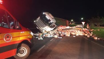 Carreta tomba na BR-282 no Oeste e deixa trânsito parcialmente bloqueado