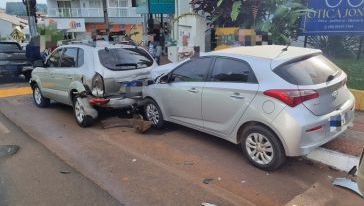 Colisão envolvendo carro estacionado deixa duas pessoas feridas no Oeste