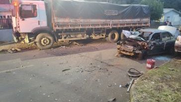Colisão frontal deixa dois feridos no bairro Santo Antônio, em Chapecó
