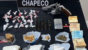 Polícia Civil prende duas mulheres durante operação contra o tráfico de drogas em Chapecó