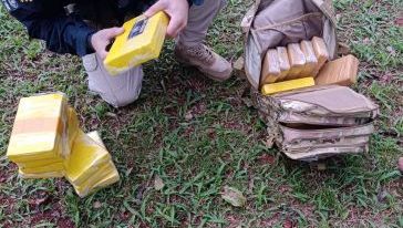 Motorista foge de fiscalização, bate em carros parados e acaba preso com quase 25 quilos de cocaína em Chapecó