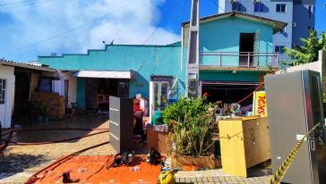 Incêndio atinge residência, kitnets e mercearia em Chapecó