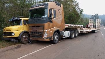 Colisão entre carreta, caminhão e carro deixa dois feridos na BR-158, no Oeste 